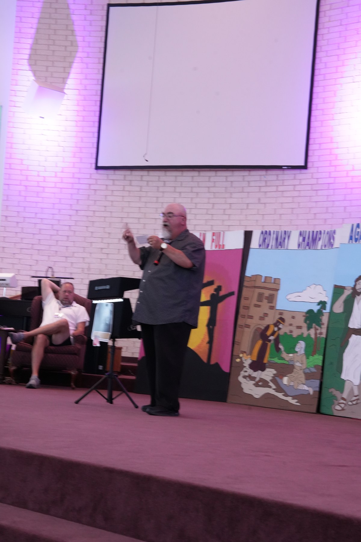 Ken Sibley presenting Christ through Gospel illusions